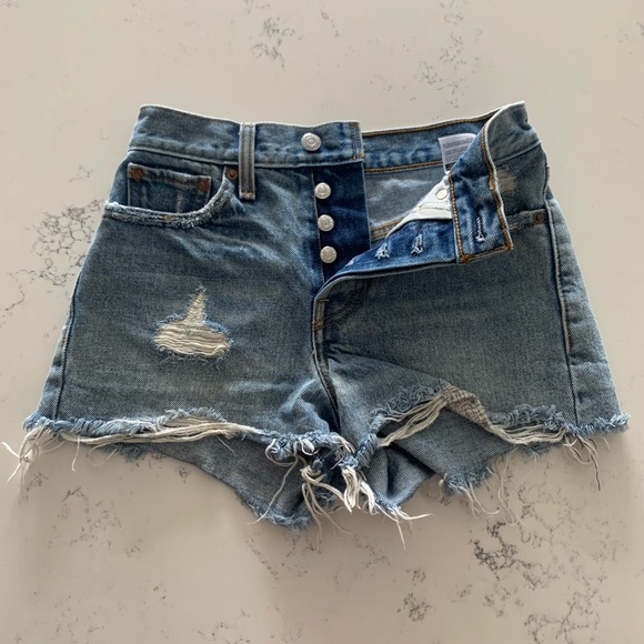 SOLD* Vintage Levi’s shorts (distressed) - Size 24 - Picture 3 of 9